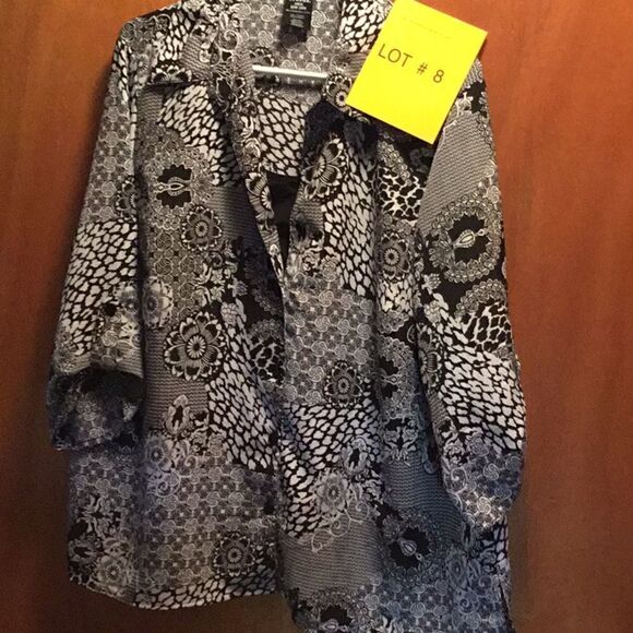 Ladies poly crepe button front blouse in 3 x large - Picture 2 of 8